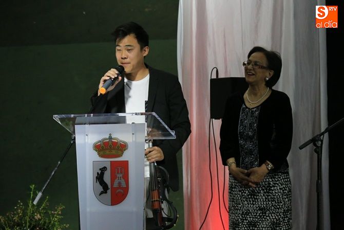En primer término, Javi Lin Chen, junto a la alcaldesa, Lourdes Villoria
