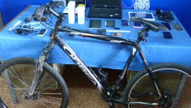 Objetos sustraídos, entre ellos una bicicleta