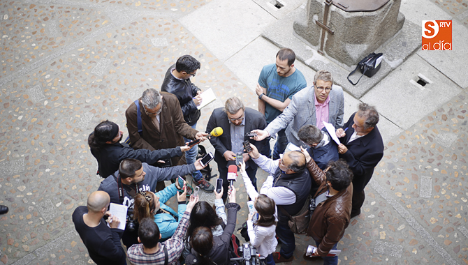 Jorge Lago atiende a los medios en el patio de la Casa de las Conchas (Foto de Álex López)