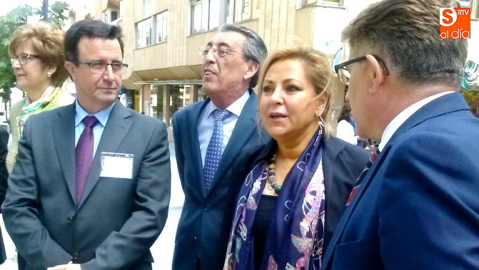 La vicepresidenta y consejera de Empleo, Rosa Valdeón, en el centro
