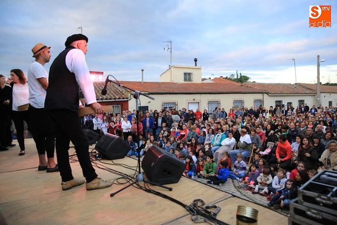 Actuación del grupo Mayalde en Aldeateajada. Foto: Alberto Martín