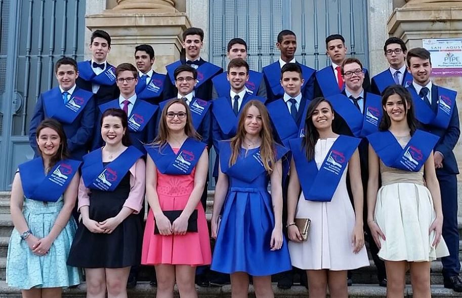 La comunidad del San Agustín arropó a los alumnos de Bachillerato en una emotiva ceremonia de graduación