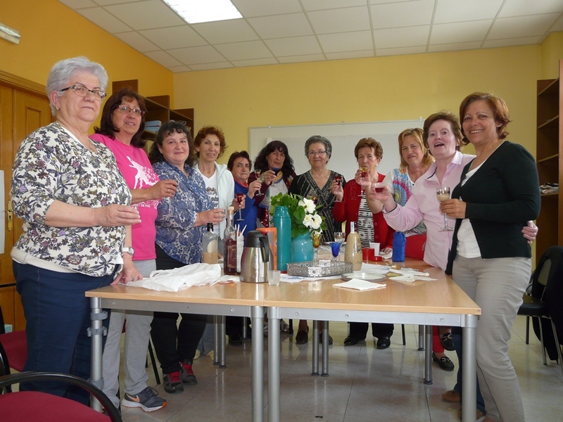 Las mujeres brindan por el buen desarrollo del curso