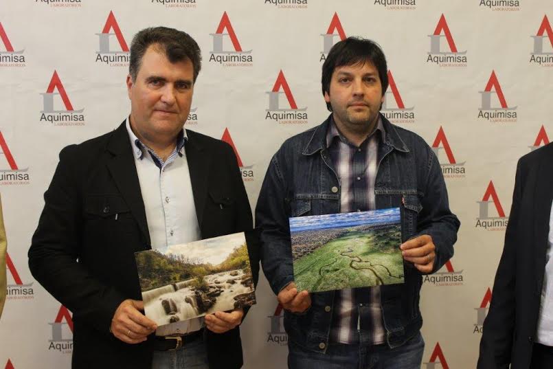 Los dos ganadores posan con sus fotos