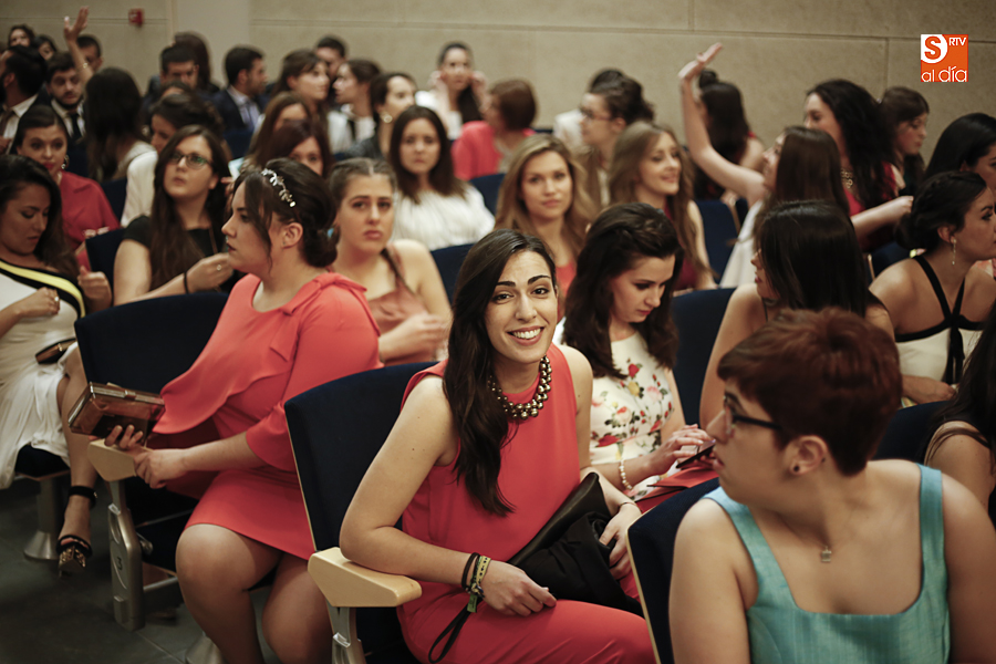 Sonrisas e ilusión en la Graduación de Psicología (Foto de Álex López)