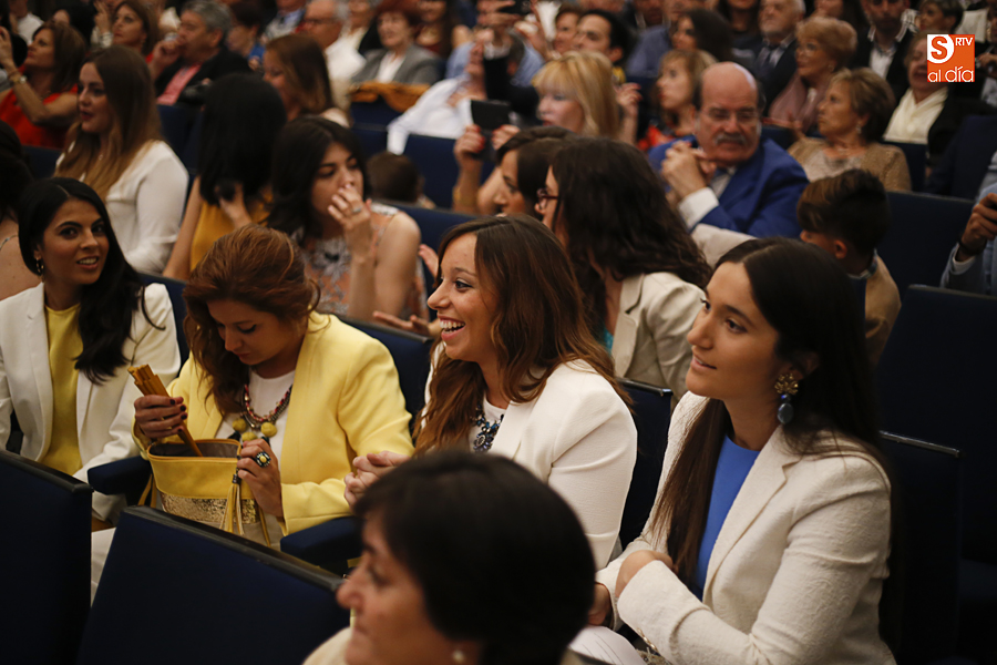 Buen humor ante de la Graduación de Logopedia (Foto de Álex López)