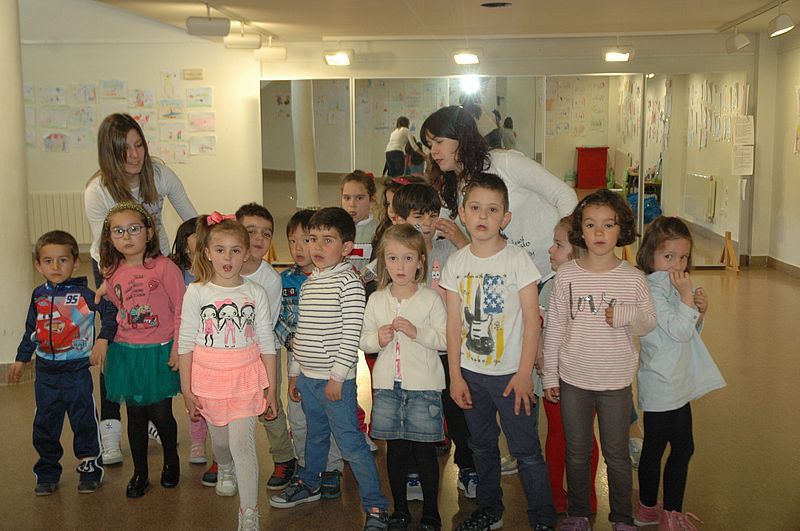 Los más pequeños disfrutaron de juegos didácticos en inglés. Fotos: Ayto. de Guijuelo.