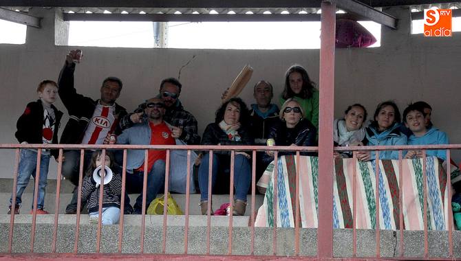 A pesar de la lluvia, el buen humor y las ganas de fiesta no de caen / CORRAL