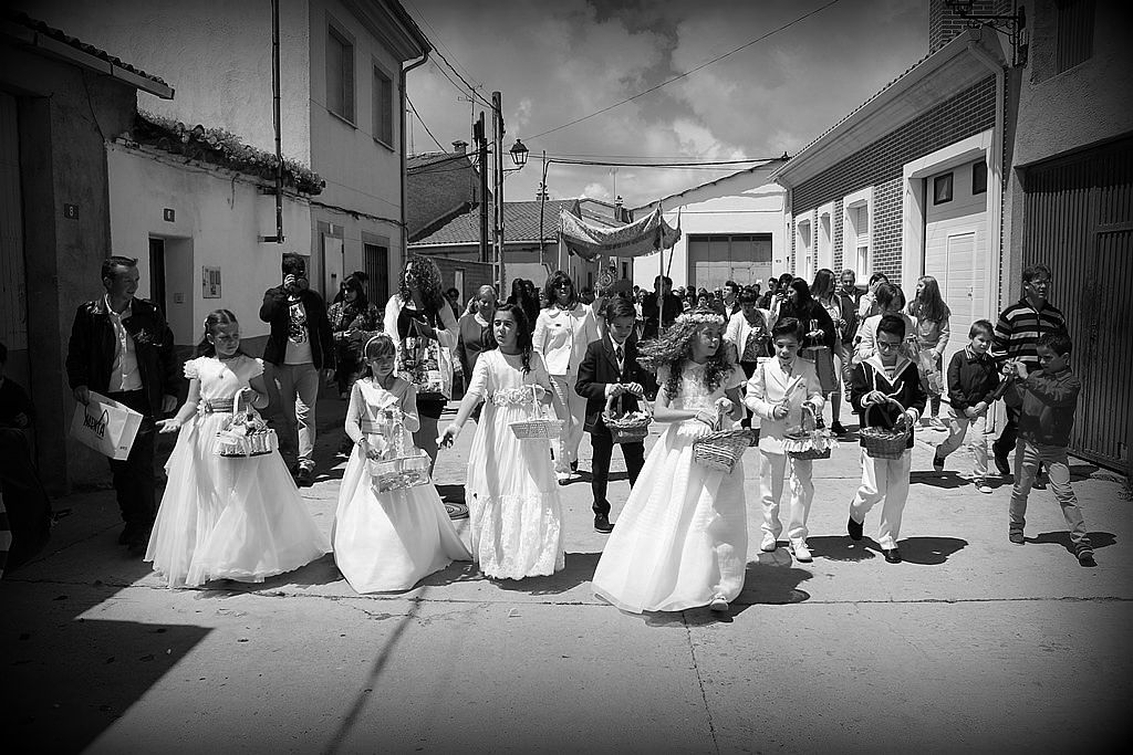 Los siete niños de Primera Comunicón encabezan la procesión del Corpus cantalpinés