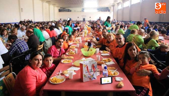La nave municipal congregó a los ciudadanos de Villares a degustar una gran paella