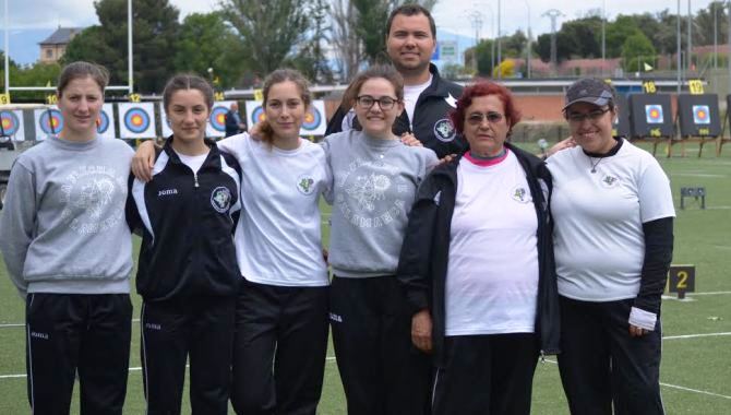 Representantes salmantinas de La Flecha junto a su entrenador