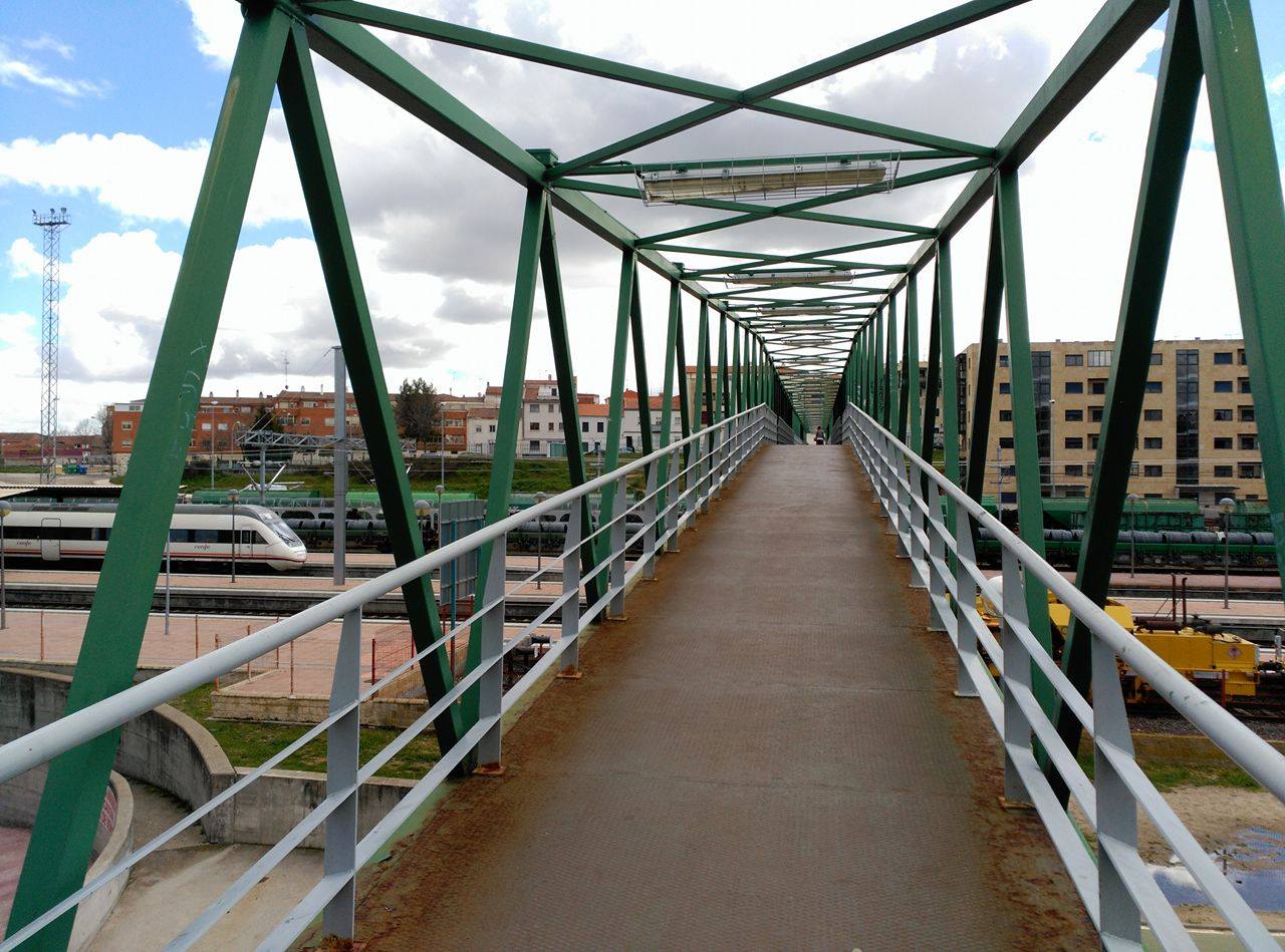 Pasarela peatonal del Vialia