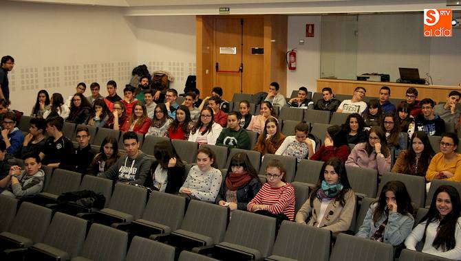 Por la mañana los alumnos del IES Ramos del Manzano conocieron el oficio de historiador