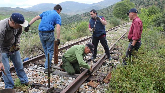 Los voluntarios de Tod@vía lograron anclar de nuevo los raíles a la caja de la vía / TOD@VÍA