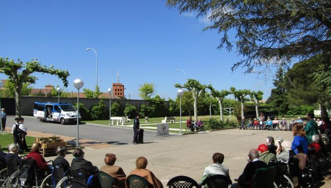 Exhibición canina de la Policía Local en la Residencia Usera