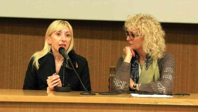 Vicky Calavia, a la izquierda, durante la presentación del documental