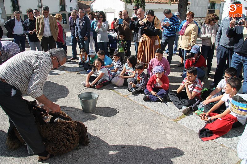 Unos niños miran atentos la motila en una edición anterior de la fiesta.