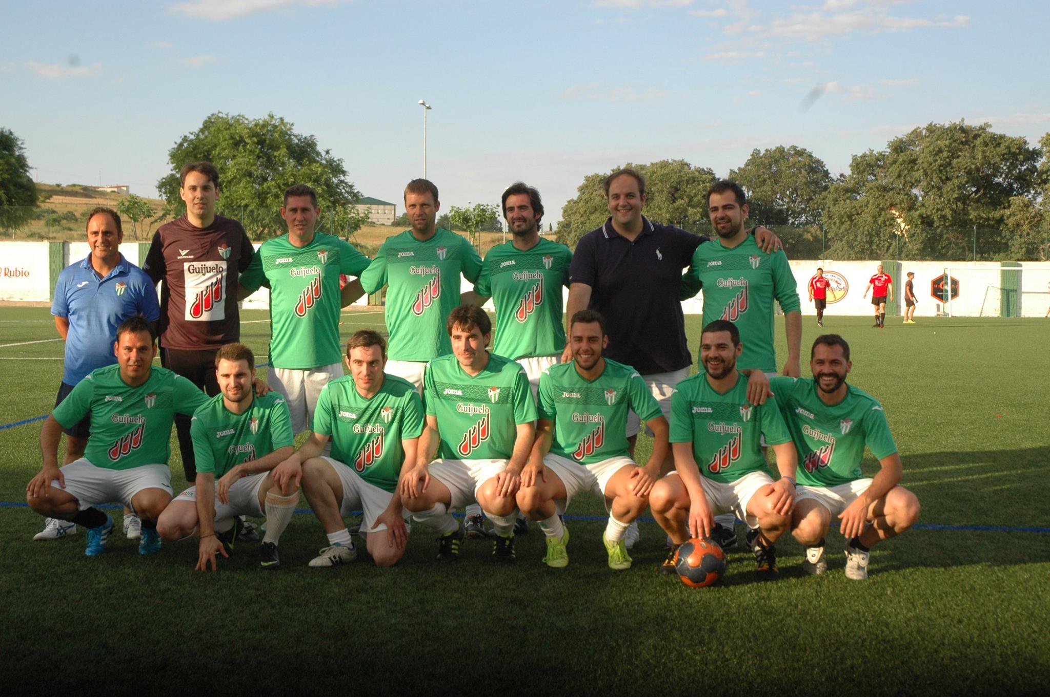 Los veteranos del Guiuelo B posan junto a José Durán en su despedida.