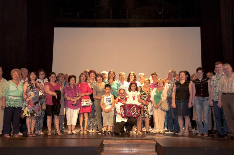 Raúl Díez de Dios, en el centro, rodeado por seguidores albenses | Fotos: Manuel Lamas
