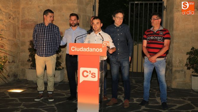 Pablo Yáñez junto con sus compañeros de partido tras conocer los resultados electorales/ FOTOS: Almat