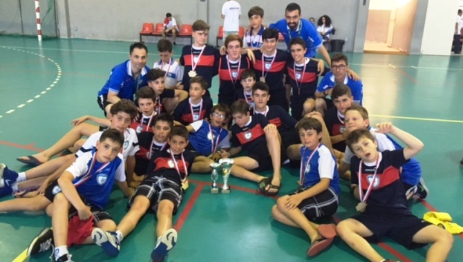 Foto familiar de los equipos en el torneo de Portugal