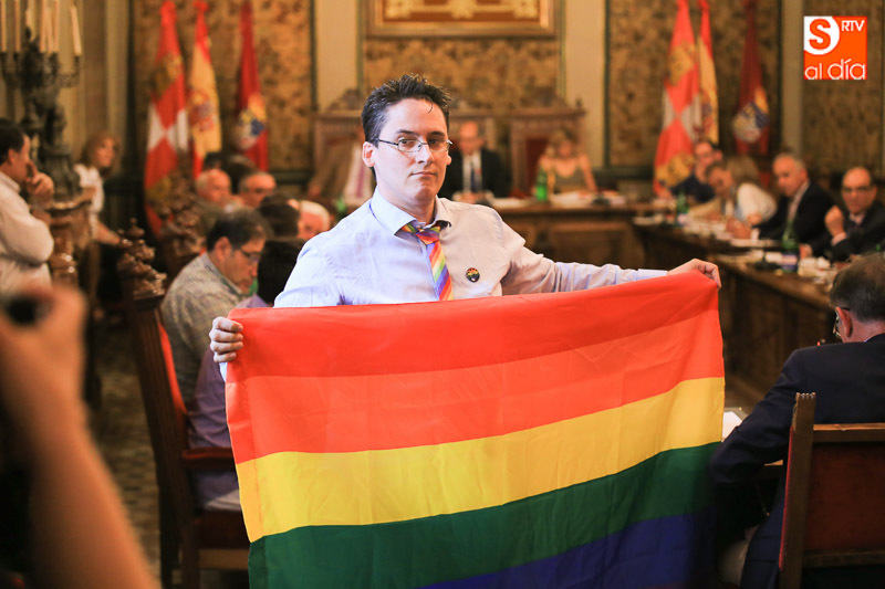 El presidente de la Federación Castellana y Leonesa de Lesbianas, Gays, Transexuales, Bisexuales y más, Ignacio Paredero, en el salón de plenos de la Diputación / Foto de Alberto Martín