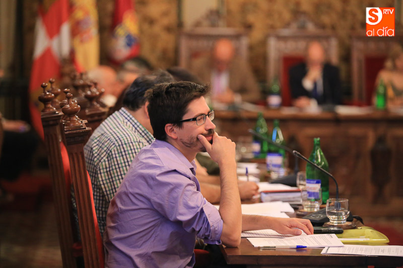 Gabriel de la Mora, portavoz de Ganemos Salmanca, en el pleno de la Diputación