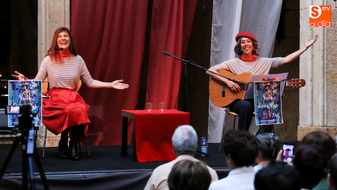  Silvia Mascaray y Mónica Botella, en la Casa de las Conchas / Foto de Alberto Martín