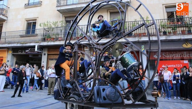Espectáculo en la calle seguido por multitud de ciudadanos. Fotos: Alberto Martín