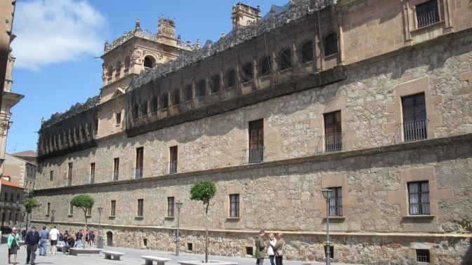 Palacio de Monterrey, con varias mallas que cubren las cresterías que coronan las fachadas y torreones