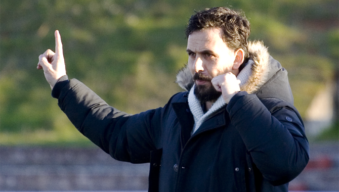 Tom da indicaciones durante un partido de Unionistas en Las Pistas