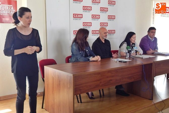 Representantes de CCOO y del colectivo de intérpretes de lenguaje de signos