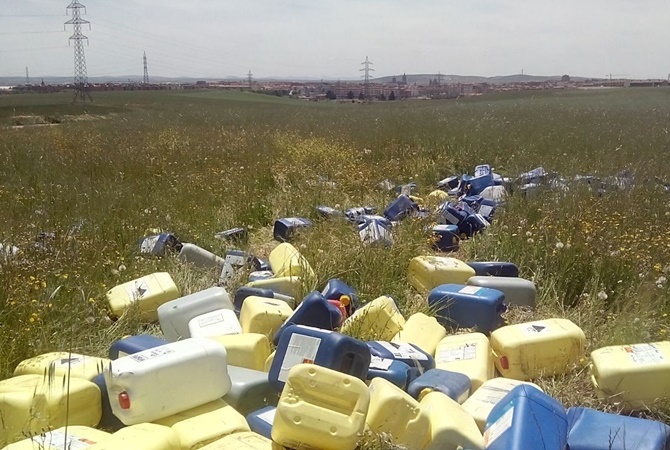 Denuncian la aparición de un reguero de bidones de productos tóxicos en un camino rural 