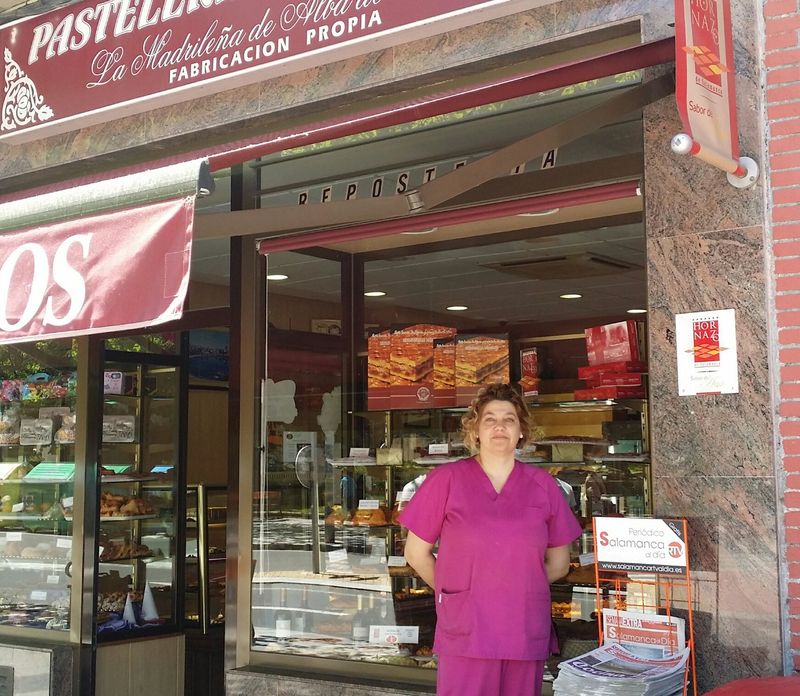 María Ángeles Hernández Dueñas, en La Madrileña en Cruz de Caravaca, punto de distribución del periódico