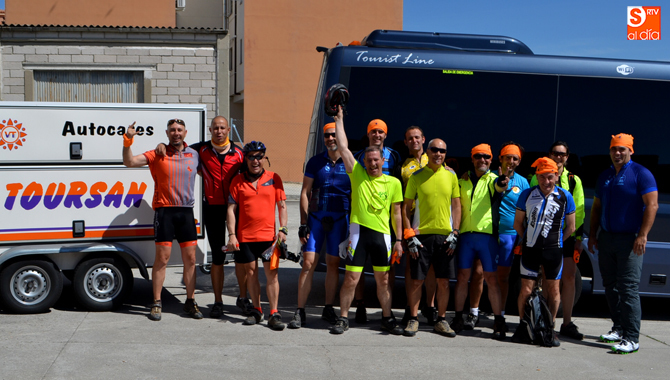 Una veintena de amantes de la bici tomaban la salida desde la ciudad este jueves para participar en la Transmorucha 2016