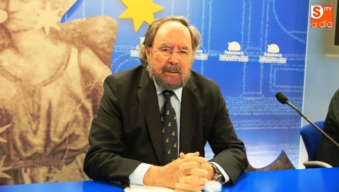 El poeta y catedrático de literatura José Manuel Regalado