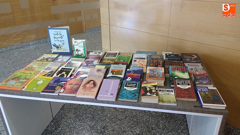 Oferta de libros para intercambiar en la biblioteca municipal David Hernández.