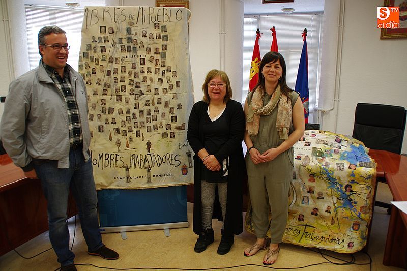 Julián Ramos, Elisa Merino y Chus Moro en la recepción de las obras en el Ayuntamiento.