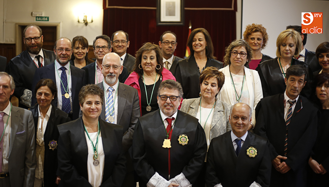 Foto de familia en la Sala de Vistas de la Audiencia Provincial (Foto de Álex López)