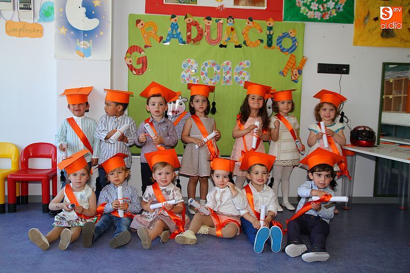 Los pequeños disfrutaron de la fiesta de despedida con padres y profesores.