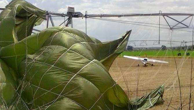 Restos de la máquina no tripulada en la parcela de regadío. Foto: Miguel Á. Martín Polo