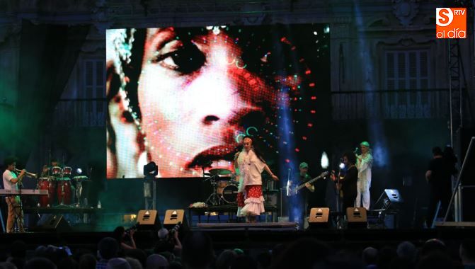 Rumba y afrolailo con Marinah en la Plaza Mayor. Fotos Alberto Martín