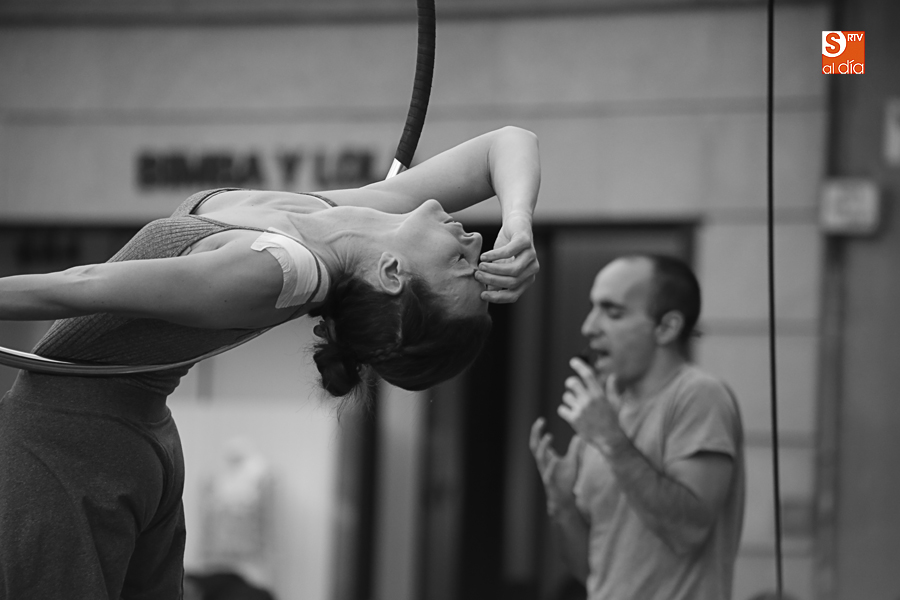 Espectáculo de calle seguido por numerosos espectadores (Foto de Álex López)