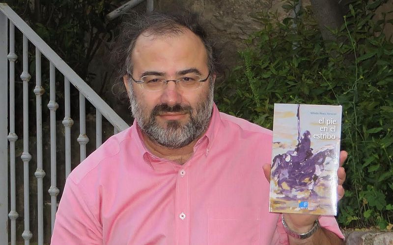 Alfredo Pérez Alencart con su libro (foto de J. Alencar)