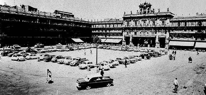 Coches en la Plaza Mayor