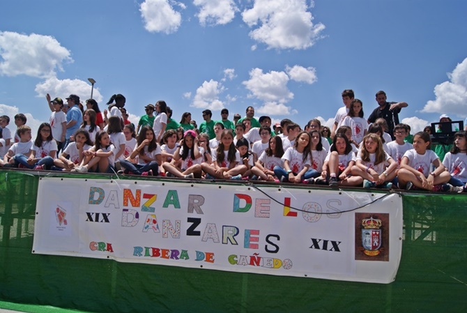 Participantes en el XIX Danzar de los Danzares, en Topas