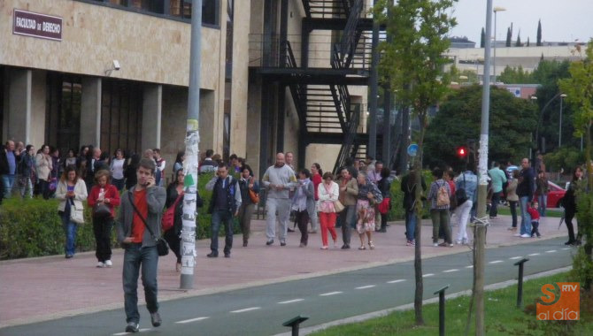 Alumnos en el Campus Universitario