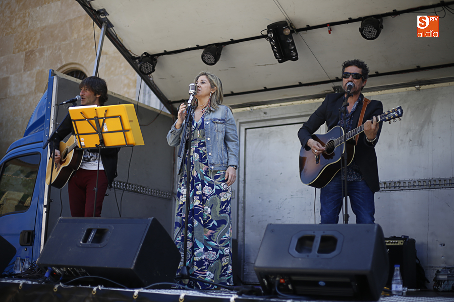 The Shower Singers marca el compás en la Plaza de los Bandos