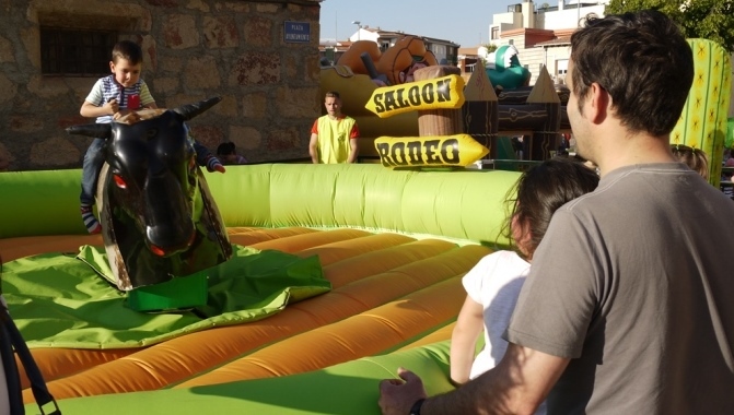 El parque incluía hinchables y hasta un trenecito