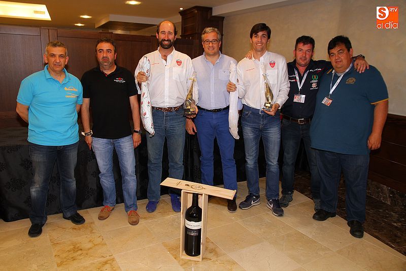 Rafael Fernández y Julen Martínez-Huarte reciben el primer premio del alcalde, Julián Ramos, y la organización.